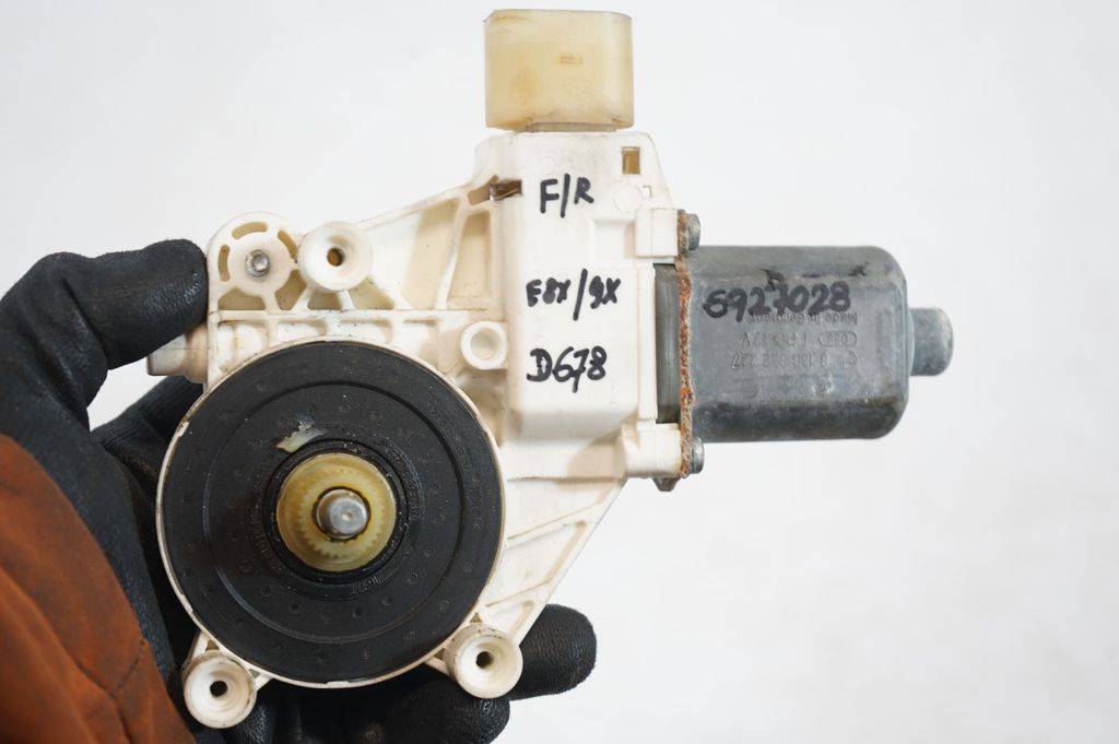 Front door window regulator with motor (8)