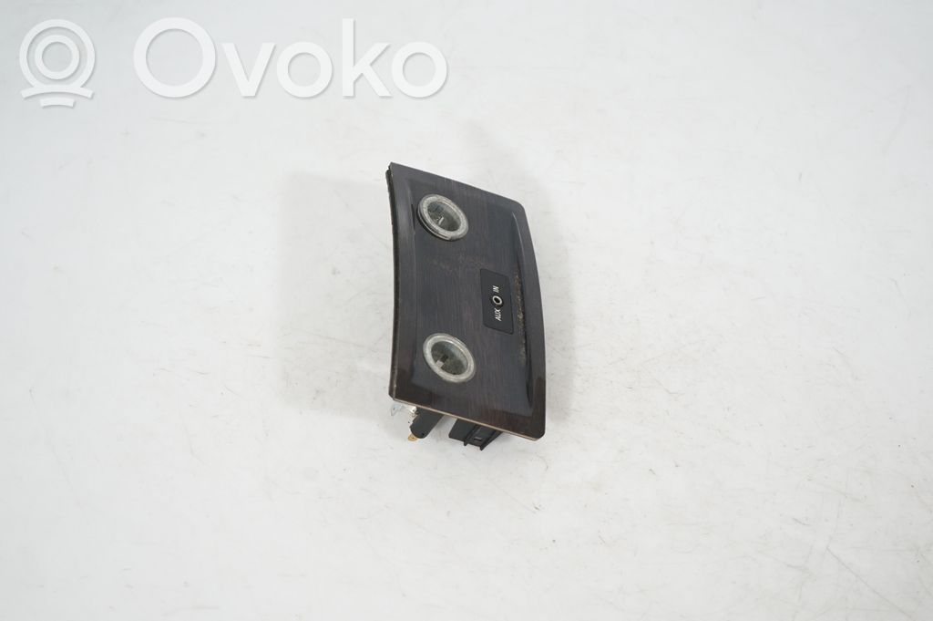 12 V Socket (rear) (4)