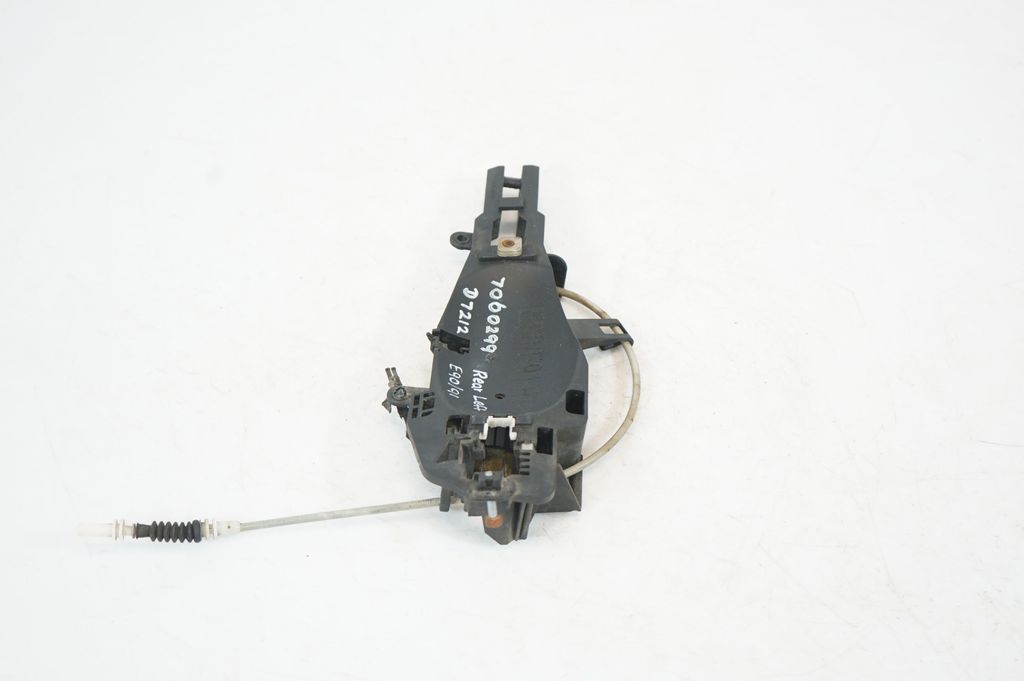 Rear door exterior handle/bracket (2)