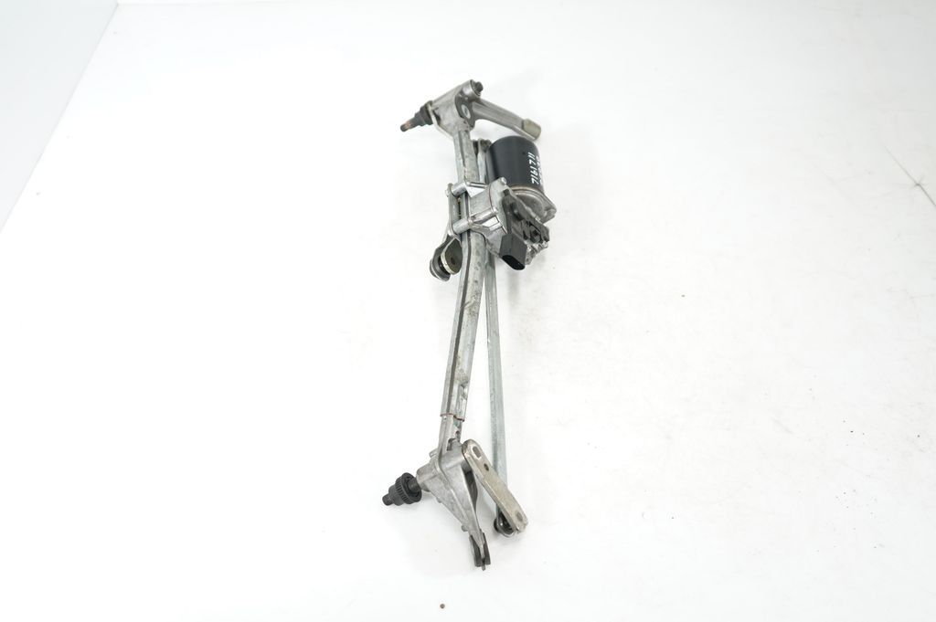 Front wiper linkage and motor (4)