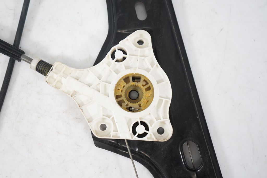 Front door window regulator with motor (8)