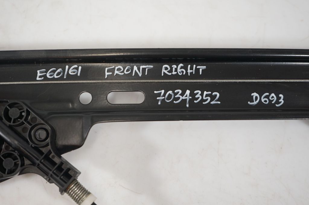 Front door window regulator with motor (9)