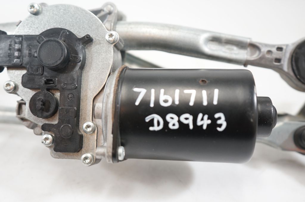 Front wiper linkage and motor (10)