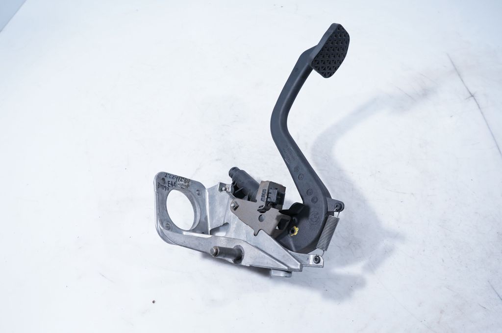 Brake pedal (2)