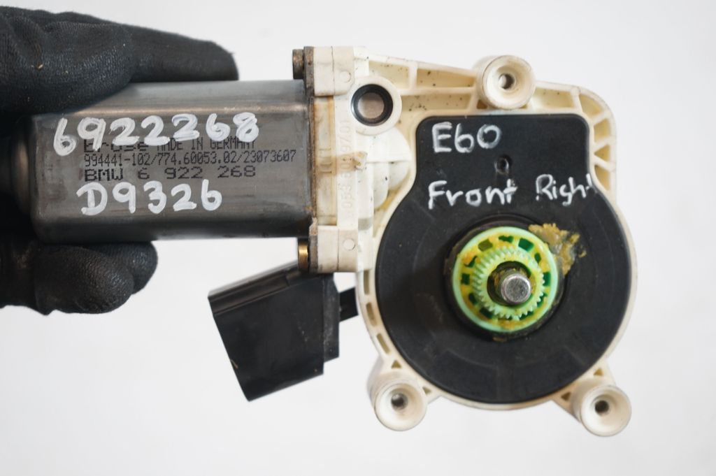 Front door window regulator with motor (8)