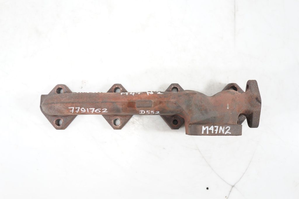 Exhaust manifold (9)