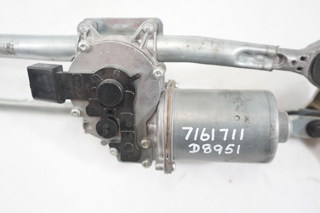 Front wiper linkage and motor (10)