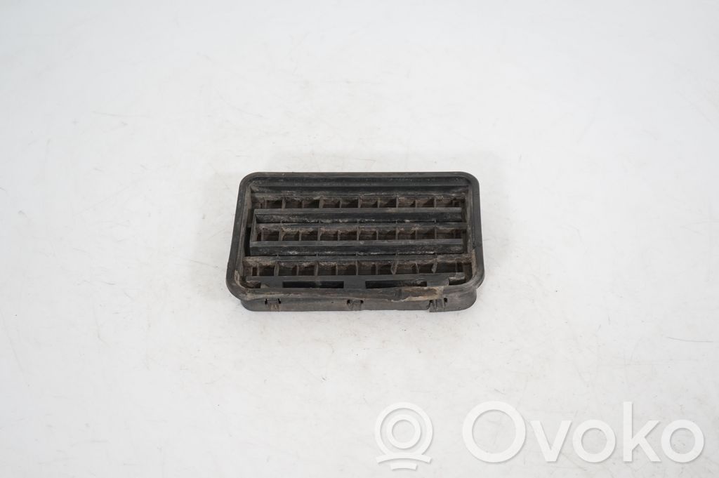 Quarter panel pressure vent