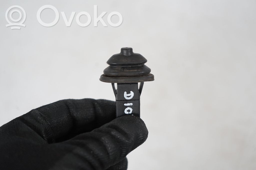 Fuel tank cap lock (6)