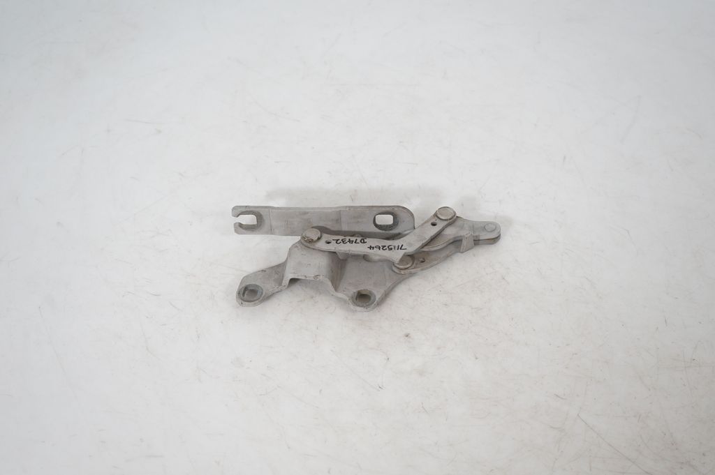 Engine bonnet/hood hinges (3)
