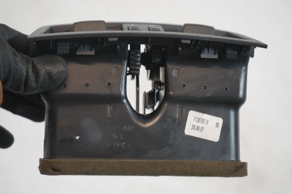 Rear air vent grill (6)