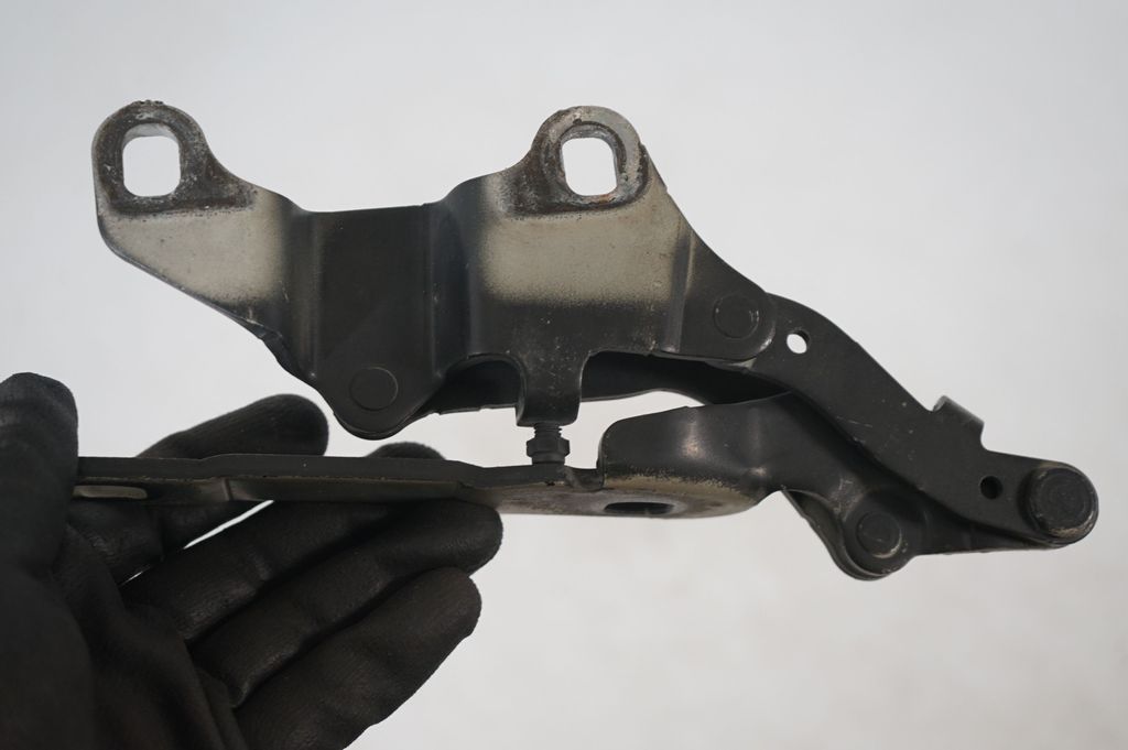 Engine bonnet/hood hinges (6)
