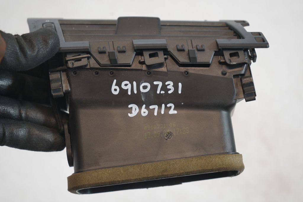 Dashboard side air vent grill/cover trim (8)