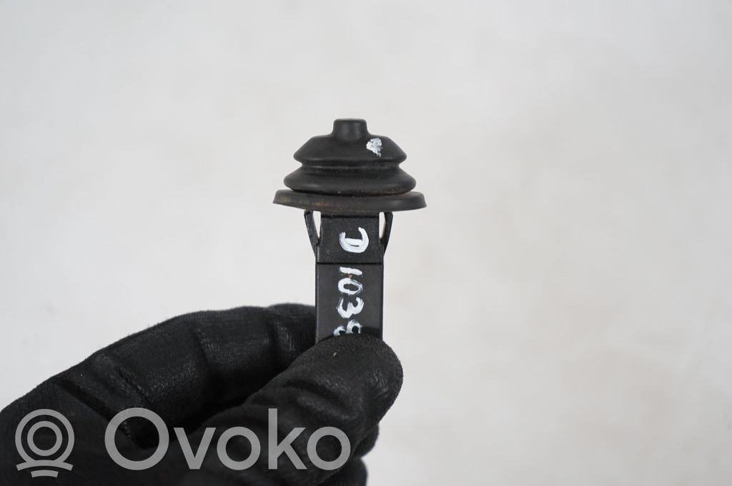 Fuel tank cap lock (8)