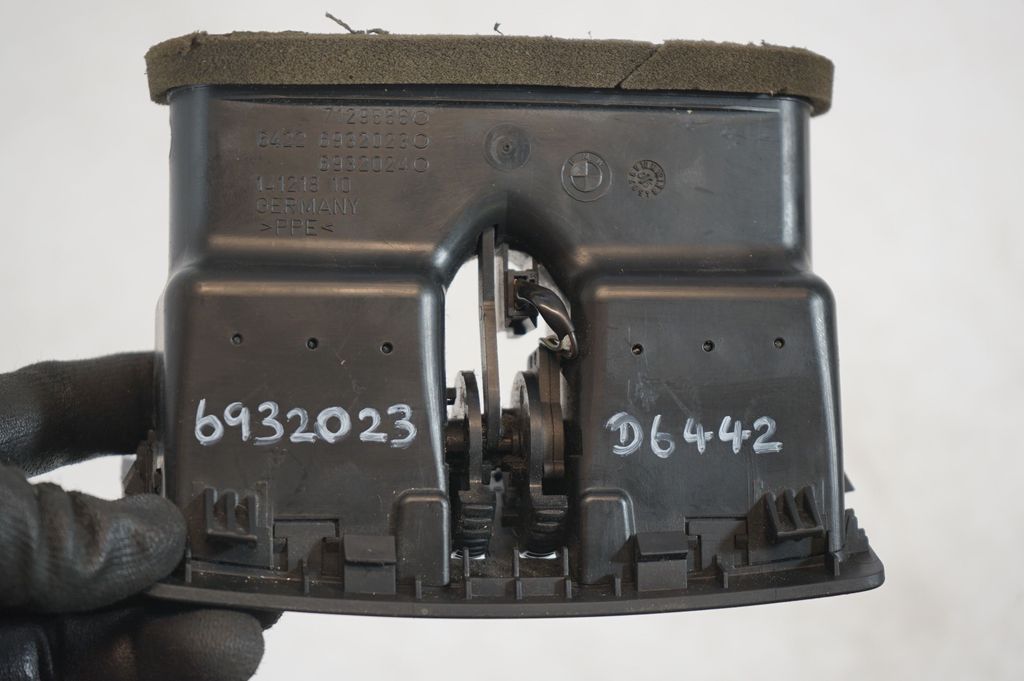 Rear air vent grill (8)