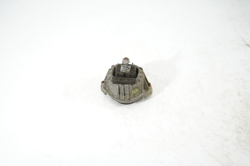 Engine mount bracket