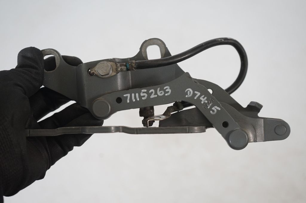 Engine bonnet/hood hinges (7)