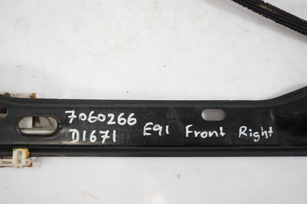 Front door window regulator with motor (9)