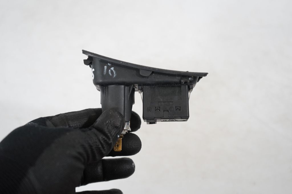 AUX in-socket connector (7)