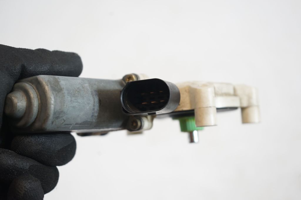 Rear door window regulator with motor (6)