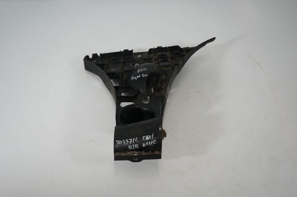 Rear bumper mounting bracket