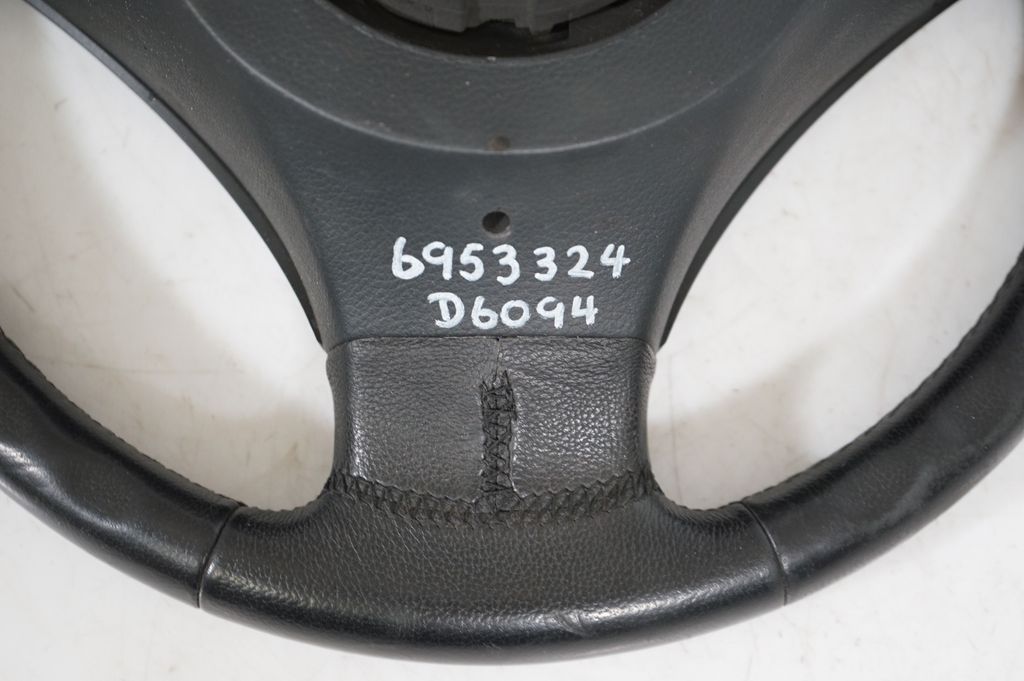 Steering wheel (10)