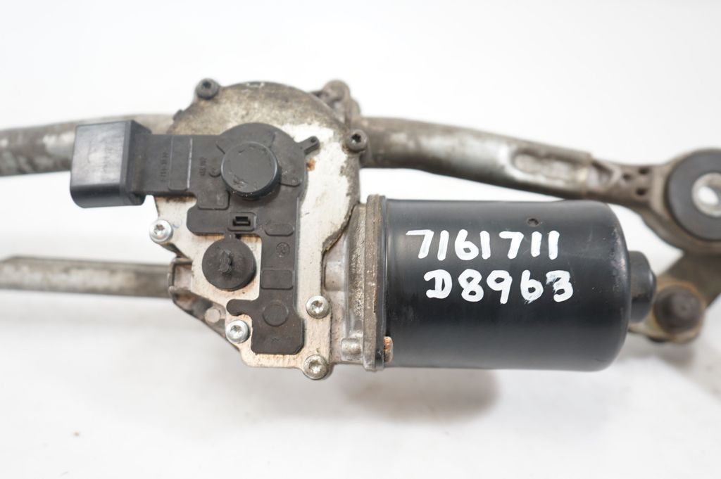 Front wiper linkage and motor (10)