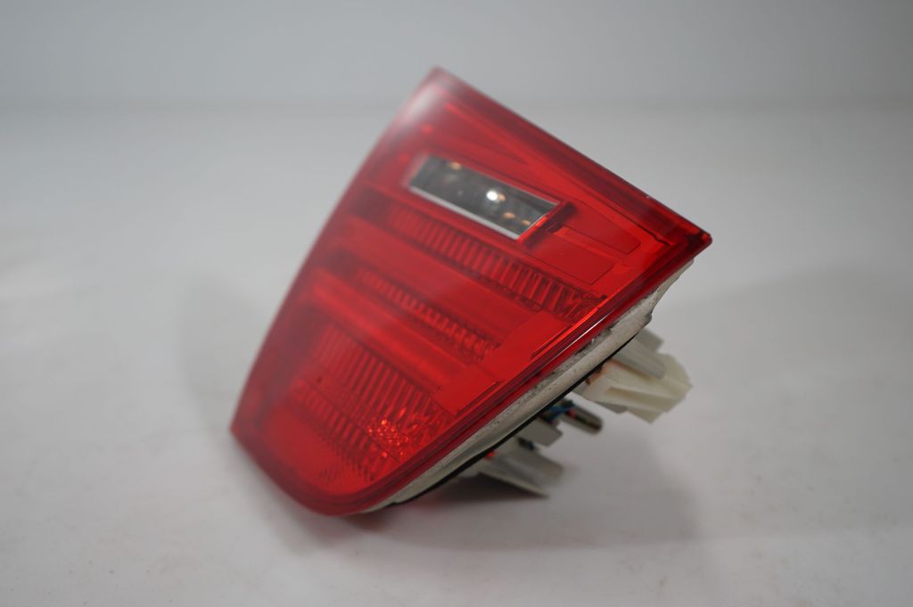 Tailgate rear/tail lights (9)