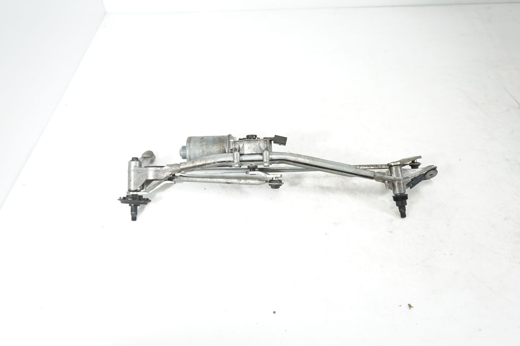 Front wiper linkage and motor (3)