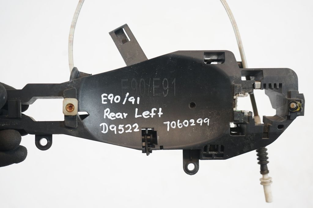 Rear door exterior handle/bracket (7)