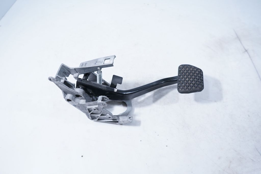 Brake pedal (3)