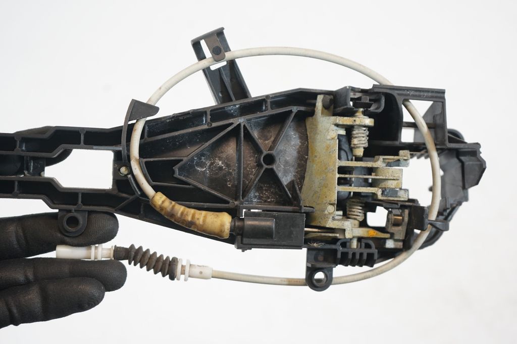 Rear door exterior handle/bracket (6)