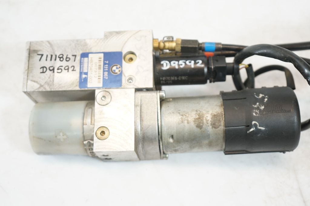 Tailgate hydraulic pump motor (18)