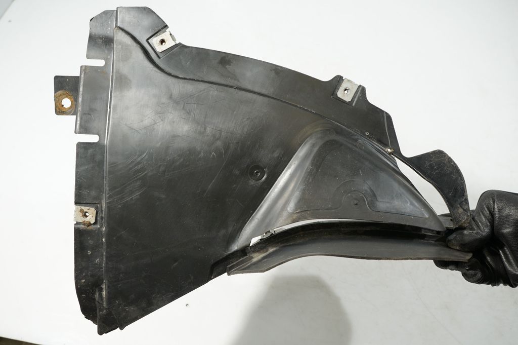 Front wheel arch liner splash guards (7)