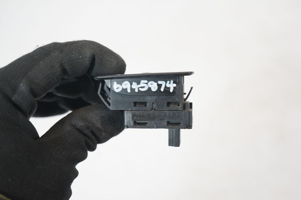 Electric window control switch (8)