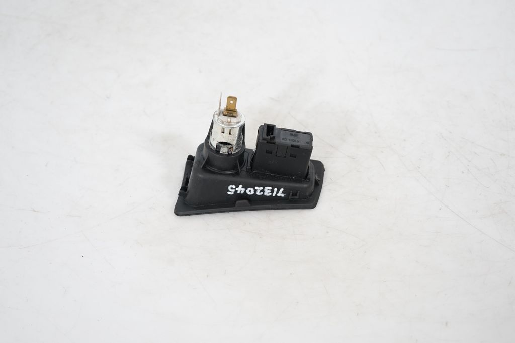 AUX in-socket connector (5)