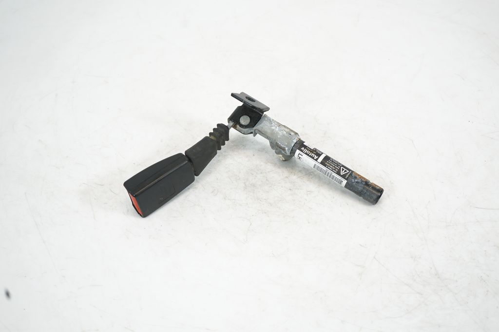 Rear seatbelt buckle