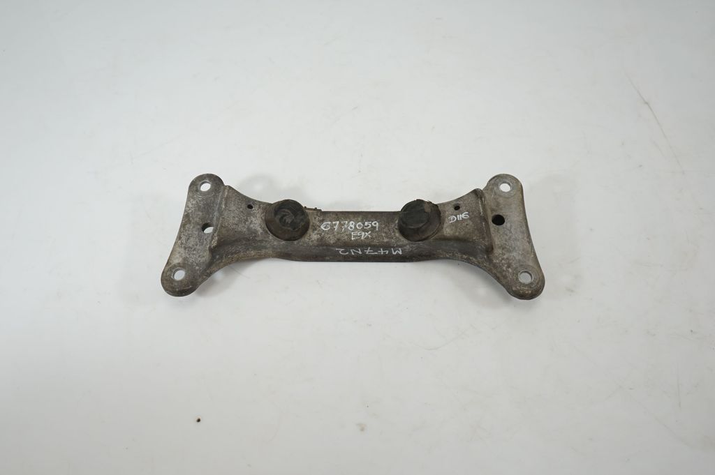 Gearbox mounting bracket