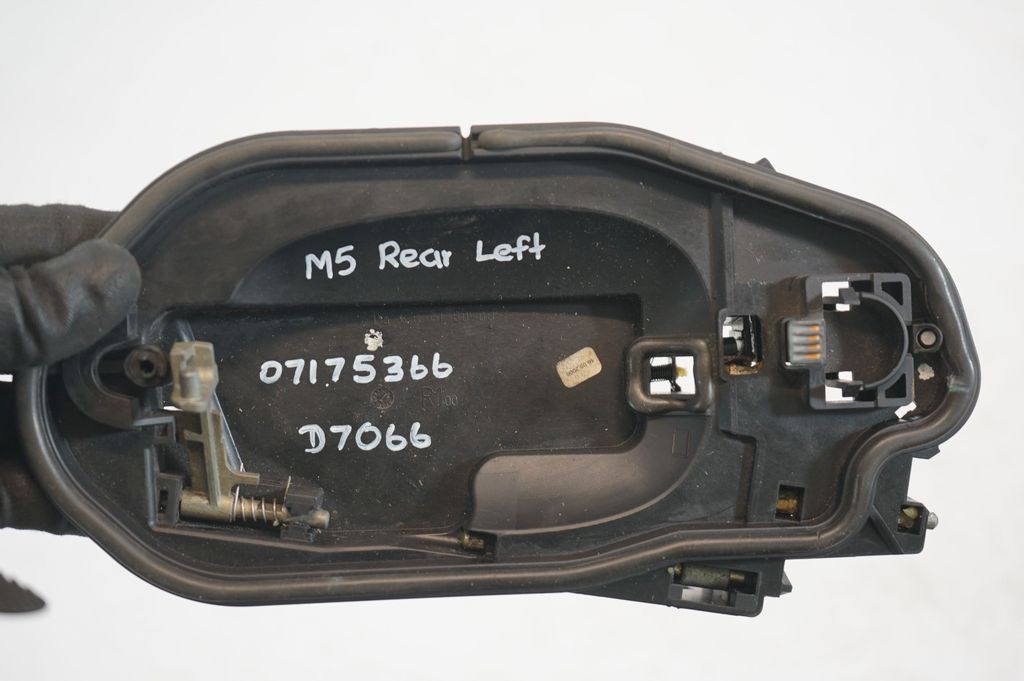 Rear door exterior handle (7)