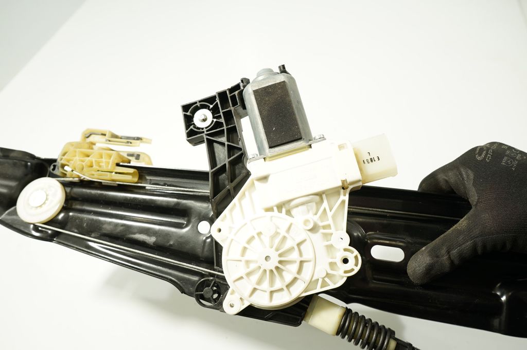 Rear door window regulator with motor (12)
