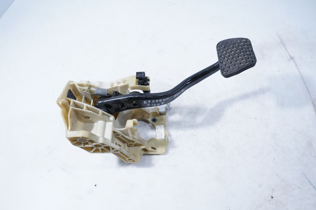 Brake pedal (3)
