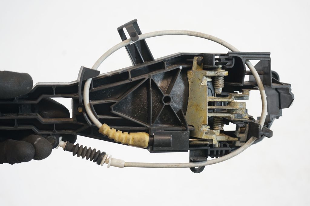 Rear door exterior handle/bracket (6)