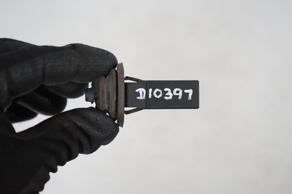 Fuel tank cap lock (7)