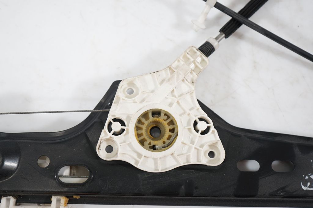 Front door window regulator with motor (8)