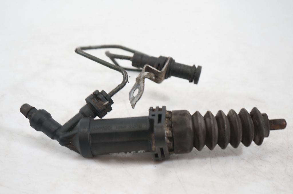 Clutch master cylinder (8)