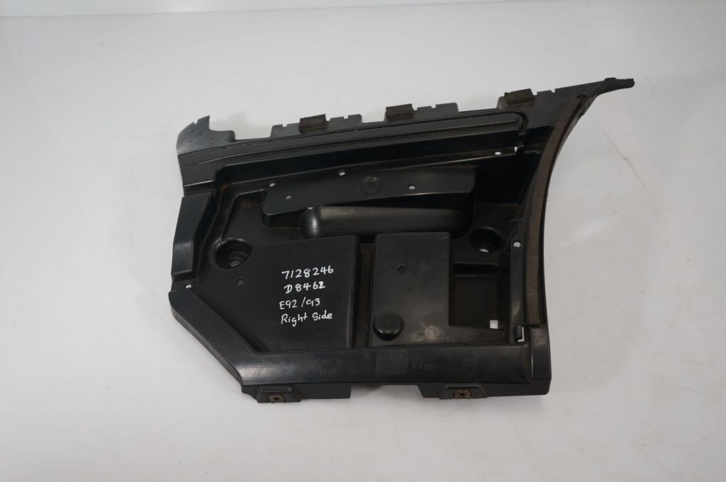 Rear bumper mounting bracket