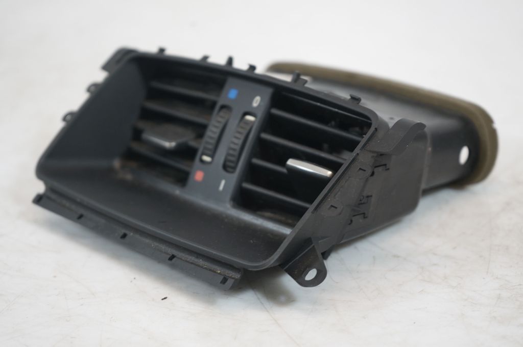 Rear air vent grill (6)