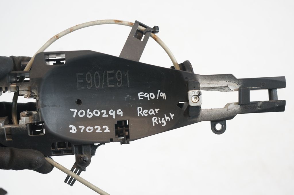 Rear door exterior handle/bracket (7)