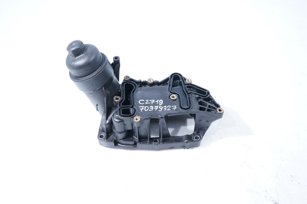 Oil filter mounting bracket