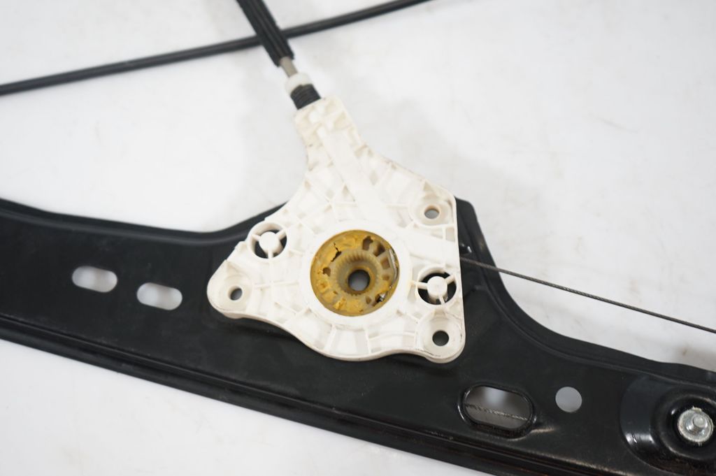 Front door window regulator with motor (8)